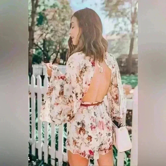 ROMWE Pants - Romwe Floral Open Back Bell Sleeve Ruffle Loose Fit Jumpsuit Romper Size